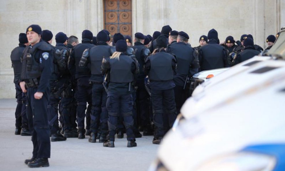 Policija pred zagrebačkom katedralom