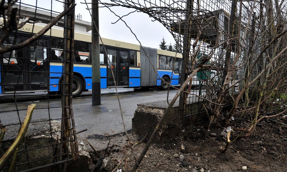 Detalj sa autobusne stanice na kojoj je eksplodirala bomba (4)