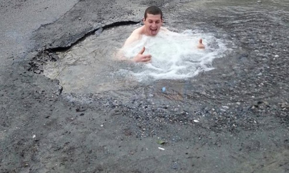 Kupanje u najvećoj rupi na cesti u Irskoj