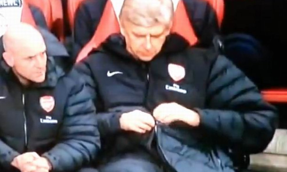 Arsene Wenger u borbi s jaknom