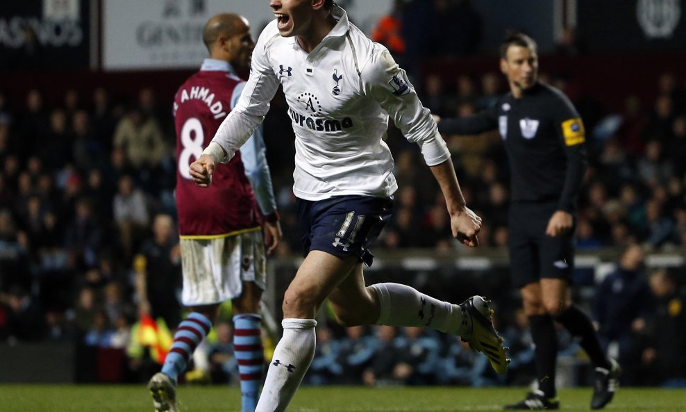 Gareth Bale slavi svoj treći gol protiv Ason Ville