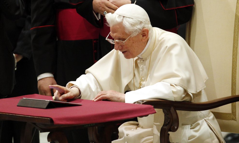 Papa Benedikt XVI tablet