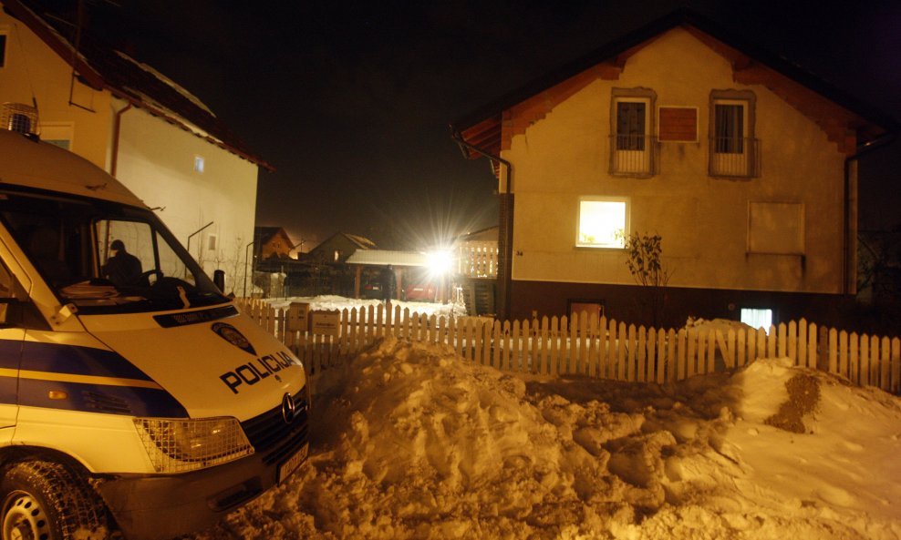 Trovanje u Jalkovcu, kuća i policijski kombi