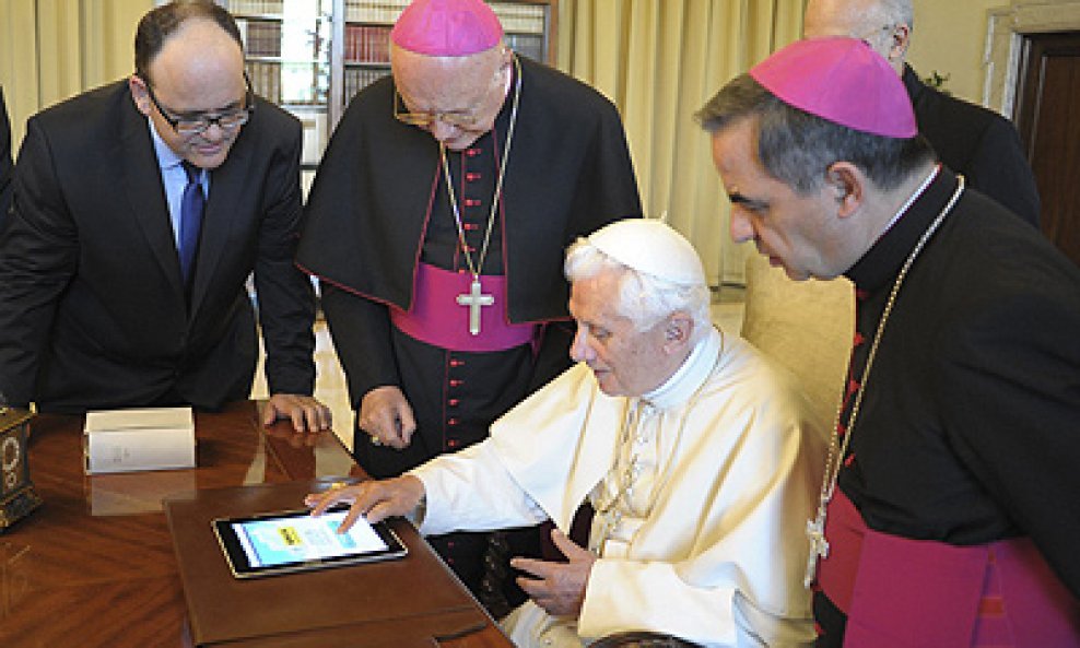Benedikt XVI. papa table ttwitter