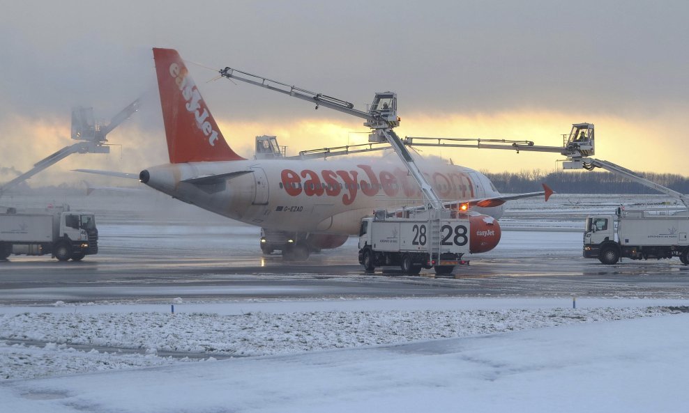 Zaleđeni avion na pariškom aerodromu