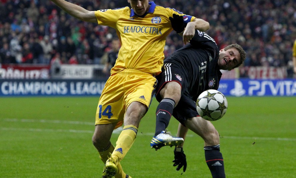 Thomas Müller (Bayern) vs Artem Radkov (BATE Borisov)