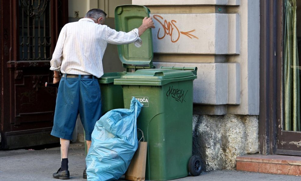 Smeće prosjak kpanje po smeću siromaštvo recesija kriza