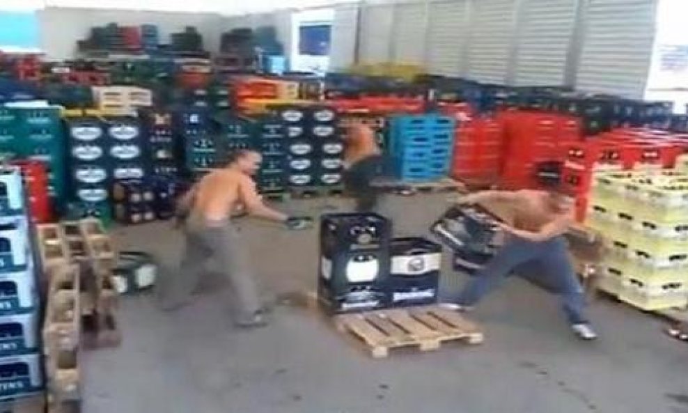 rumunjski radnici slažu kašete funvideo