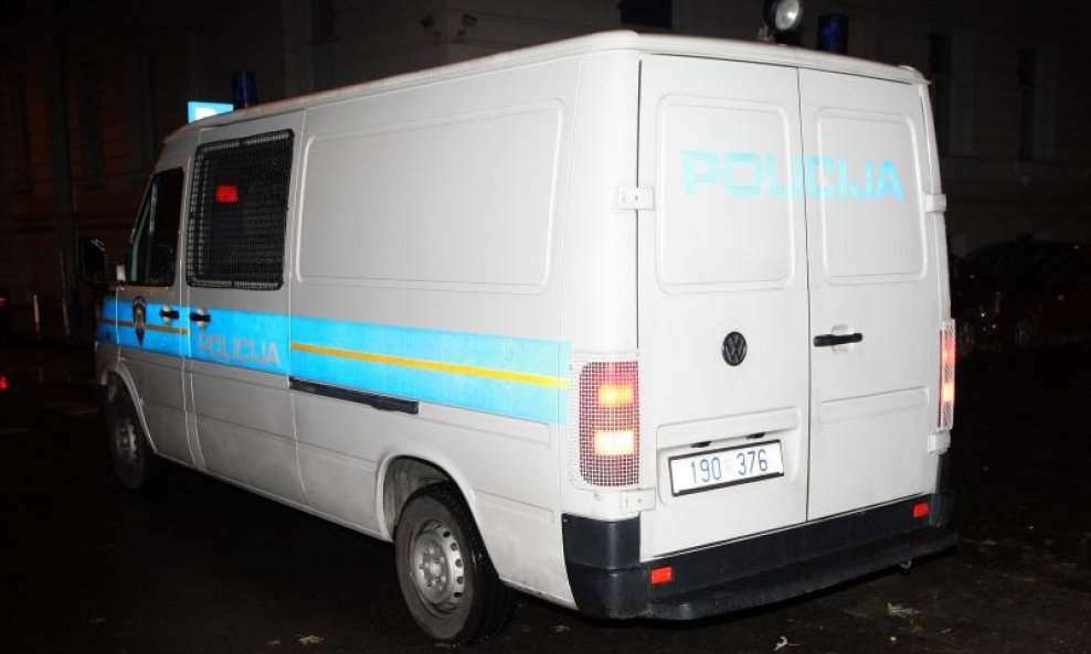 policajci policijski kombi