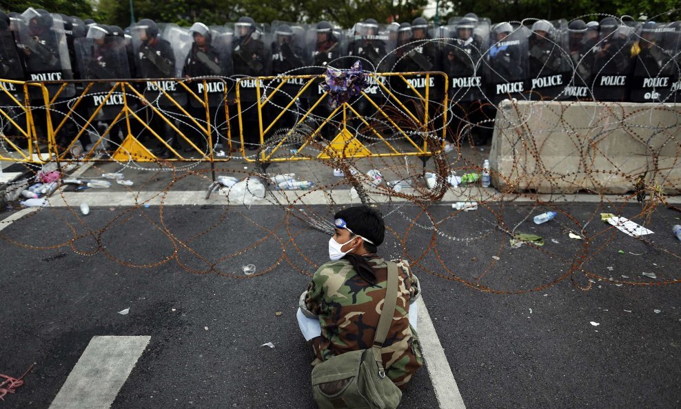 2012-11-24T114254Z_1056593191_GM1E8BO1I8P01_RTRMADP_3_THAILAND-PROTEST