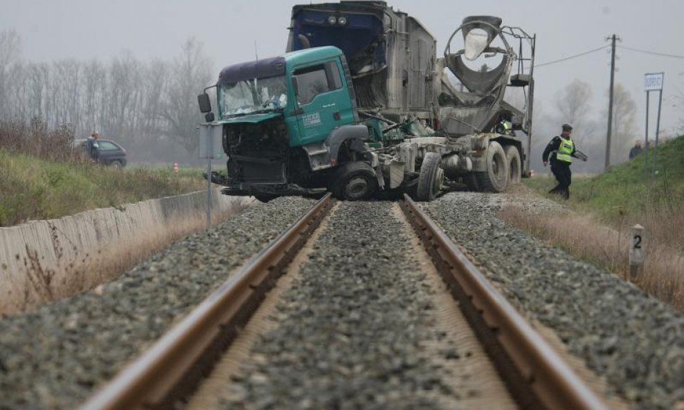 vlak mješalica željeznička nesreća