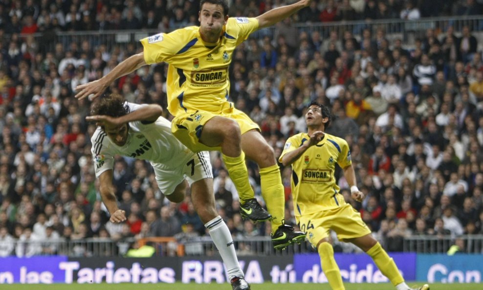 Real Madrid - Alcorcon (Raul Gonzalez (L) i Inigo Lopez)