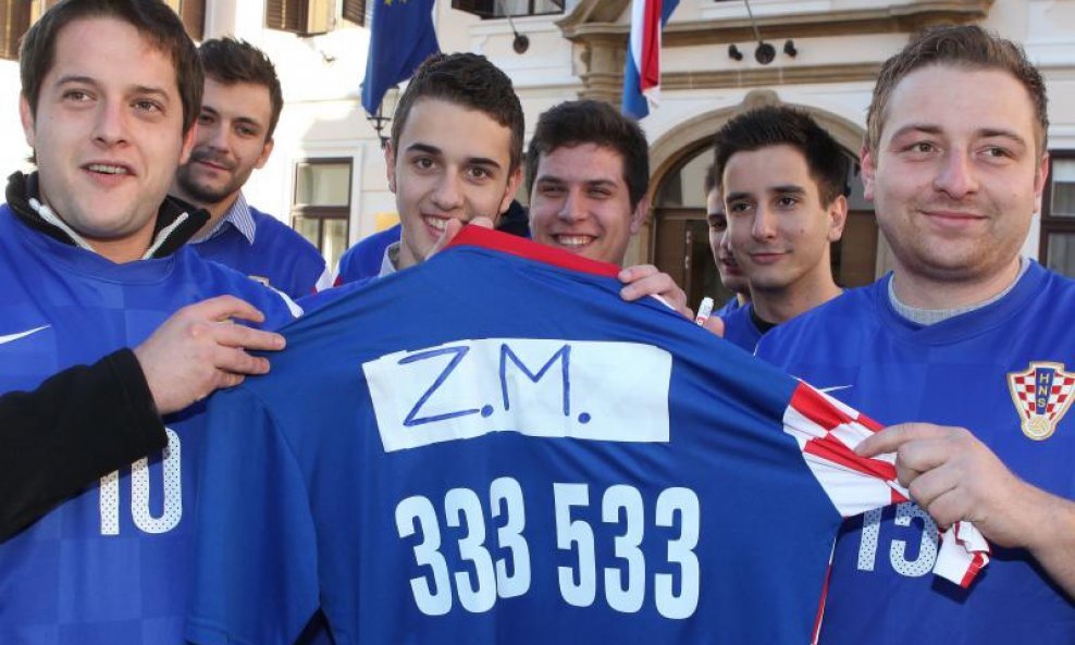 Mladi HDZ-ovci Milanoviću napravili dres s brojem nezaposlenih (2)