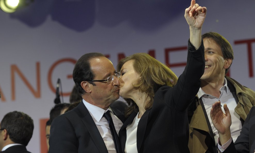 Valerie Trierweiler i Francoise Hollande poljubac