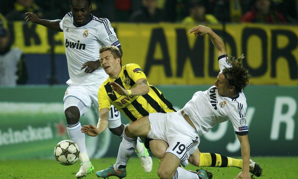 Luka Modrić i Michael Essien na utakmici protiv Borussije Dortmund