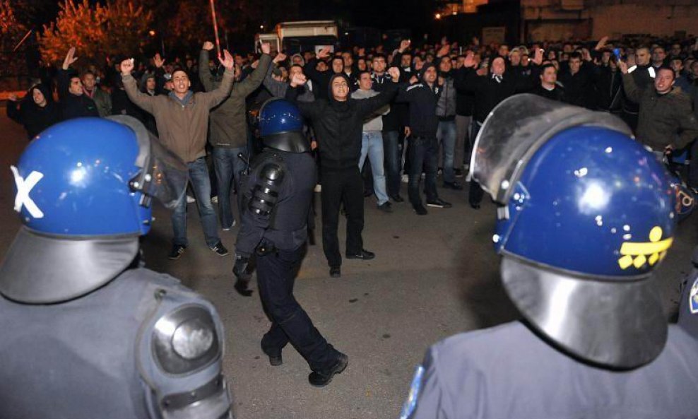 Bad Blue Boysi ispod zapadne tribine nakon utakmice sa Zagrebom
