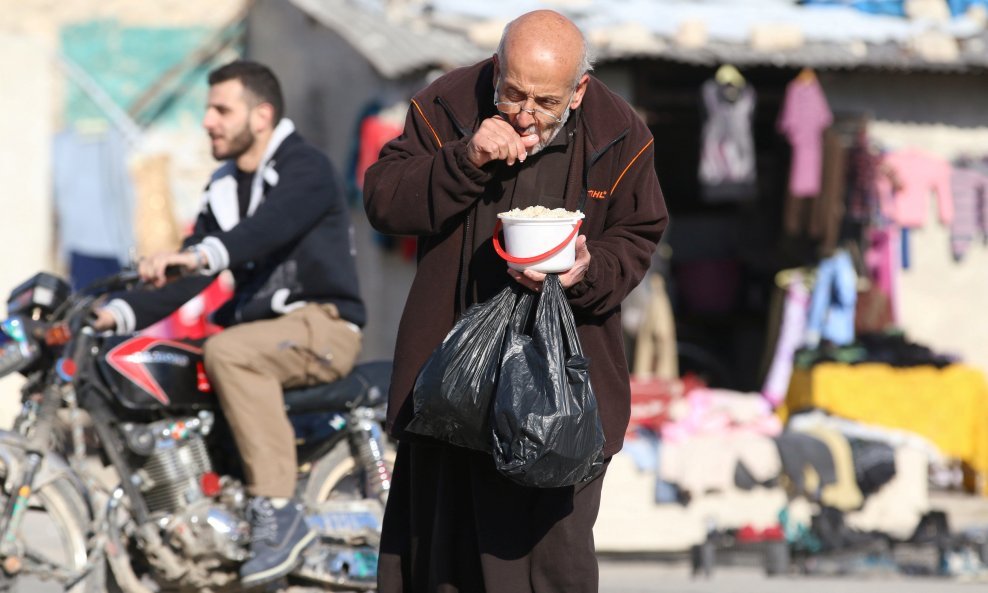 Stanovnici Alepa preživljavaju od hrane koju im dijele humanitarne organizacije