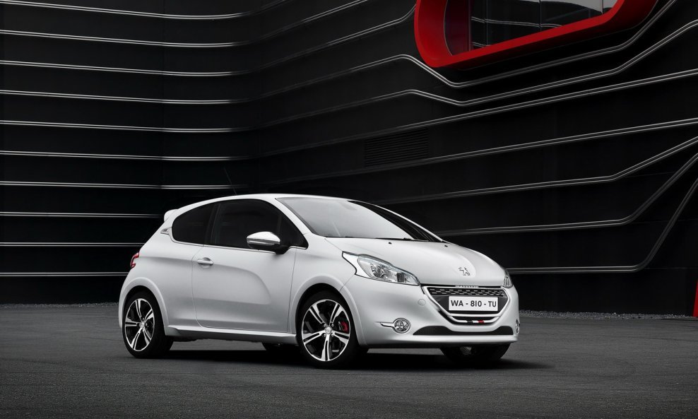 2013-Peugeot-208-GTi-17[2]