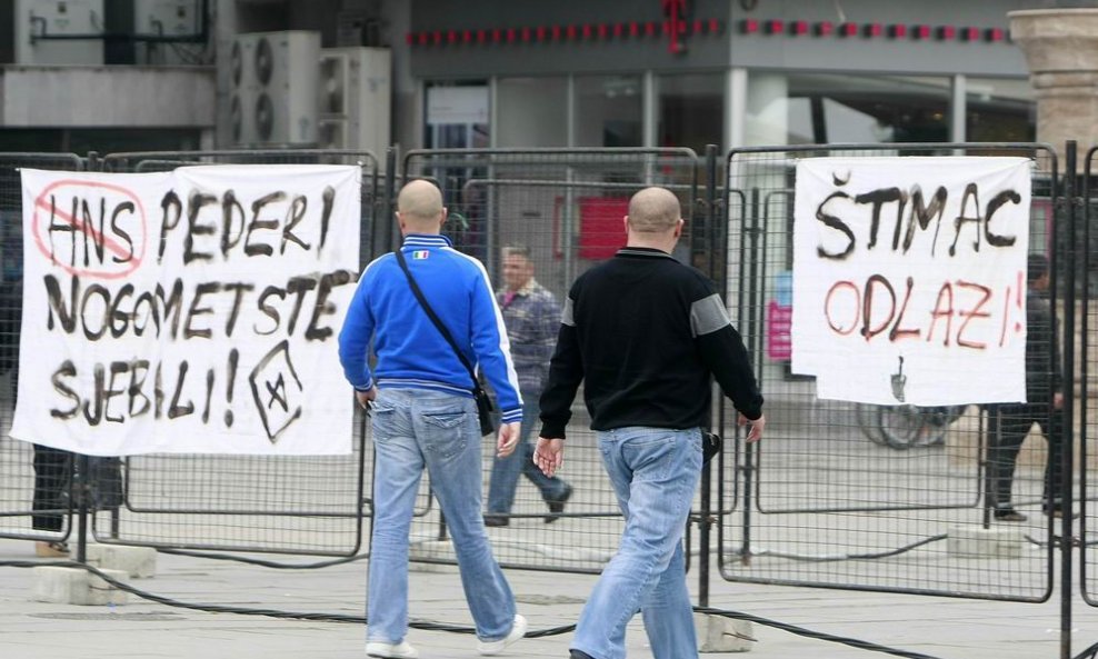 Transparent 'HNS pederi..' i 'Štimac odlazi'
