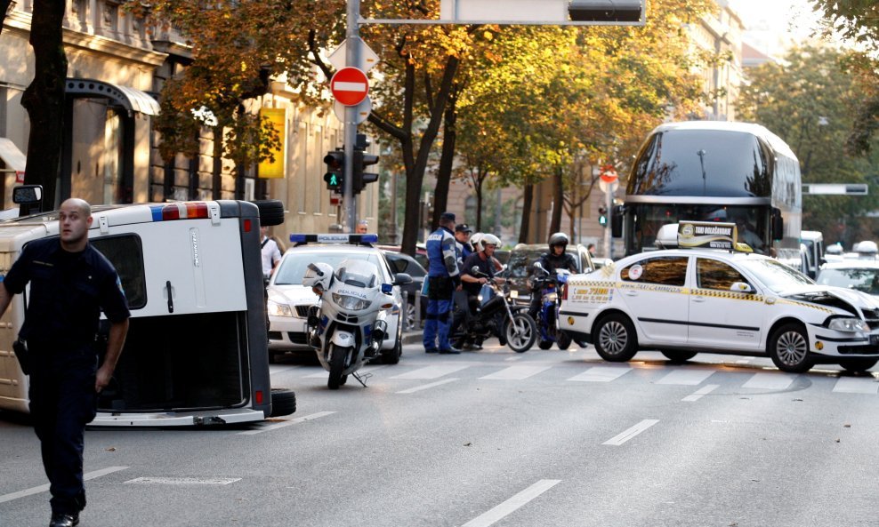 sudar taxi cammeo policija