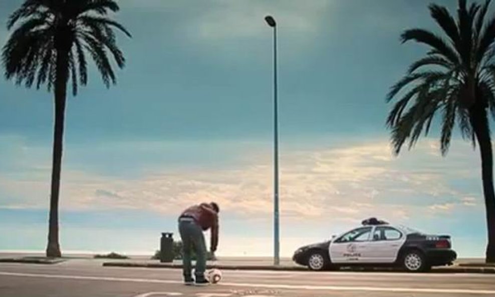 David Villa razbija policijski auto