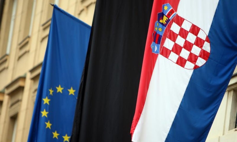 Na zgradi Hrvatskog Sabora izvješenaje crna zastava zbog smrti predsjednika Hrvatskog Sabora Borisa Šprema