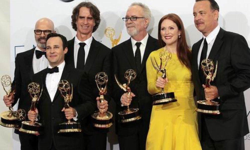 Steven Shareshian, Jay Roach, Danny Strong, Gary Goetzman, Julianne Moore i Tom Hanks 