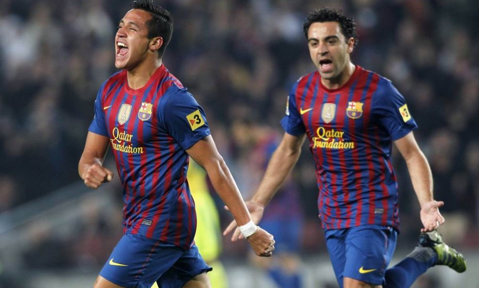 Alexis Sanchez (L) i Xavi Hernandez