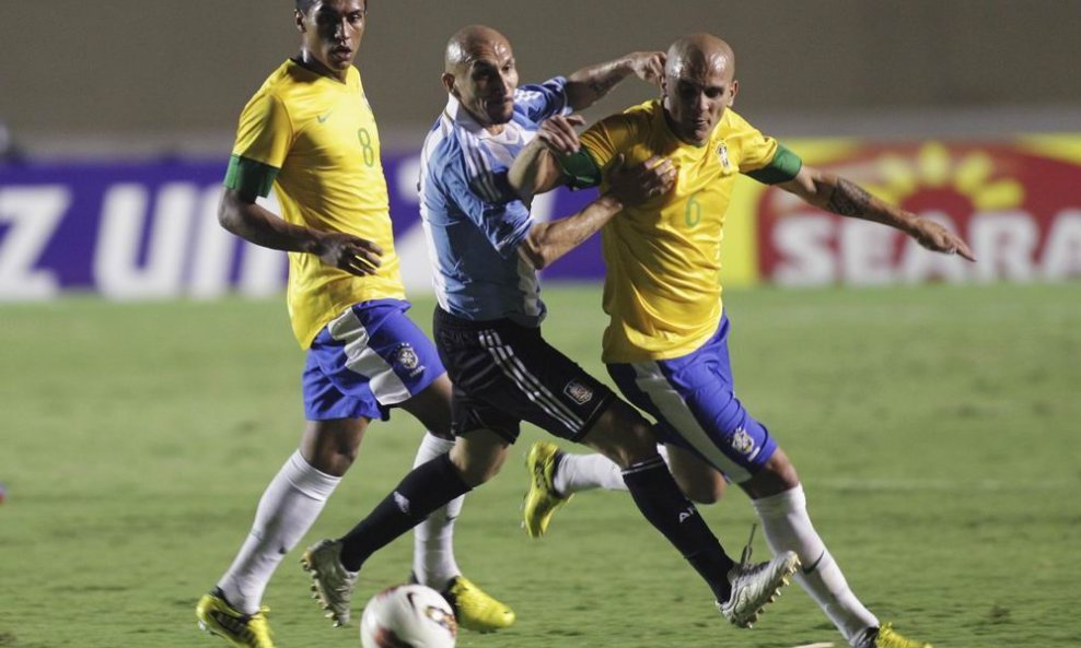 Fabio Santos desno Argentinac Pablo Guinazu i Paulinho