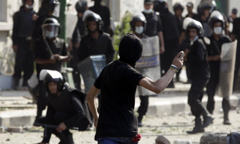 Sukob prosvjednika i policije kod veleposlanstvu SAD-a u Kairu 