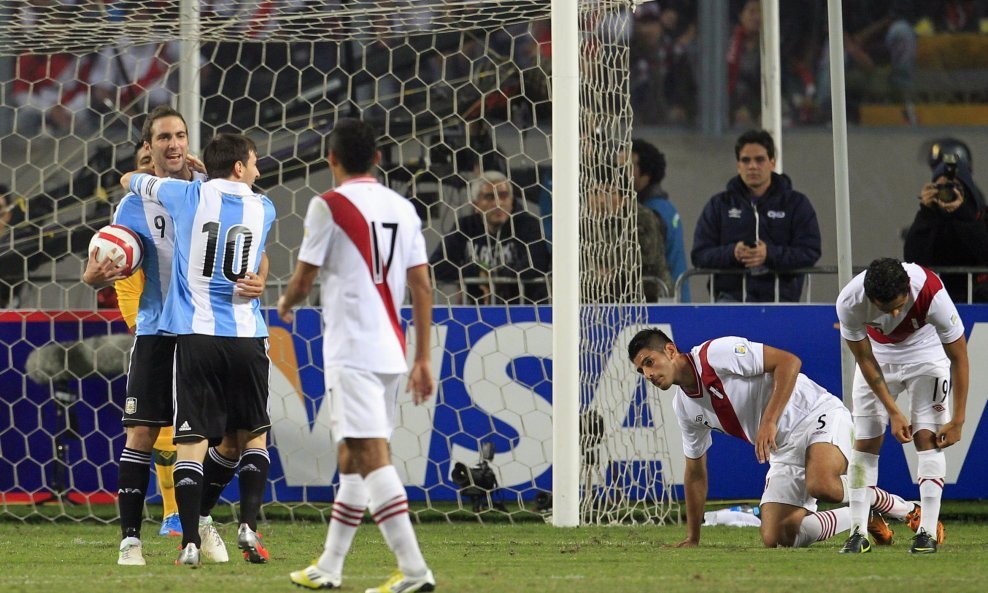  Gonzalo Higuain, Lionel Messi, Carlos Lobaton (17), Carlos Zambrano i Victor Yotun Flores (oba desno)