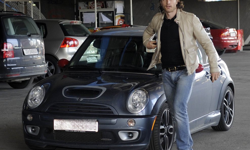 Tomo Šokota, ispred automobila