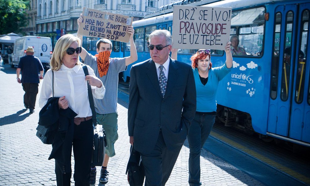 Prosvjednici zaskočili Sanadera (10)