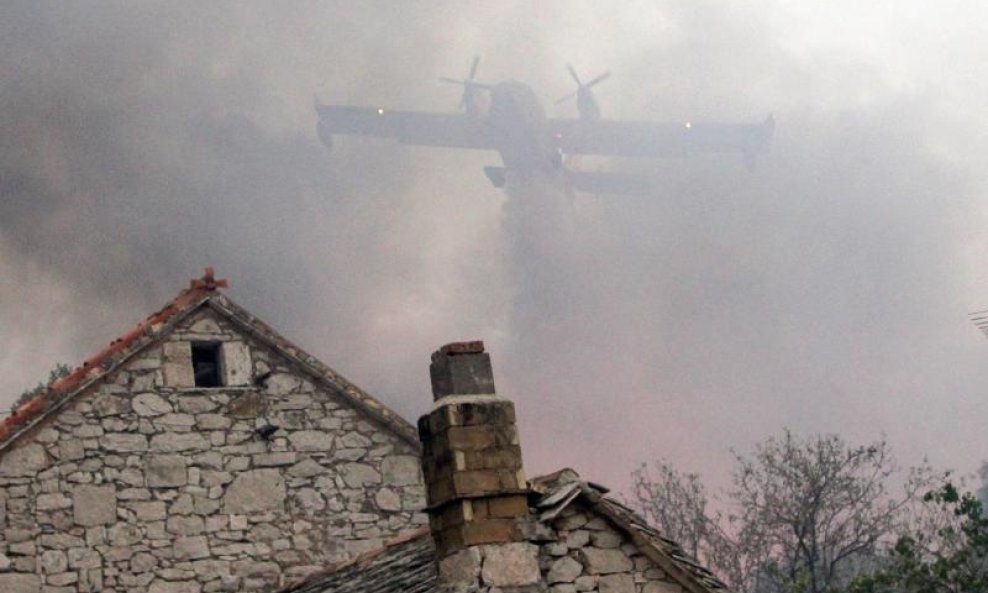 Vatrogasci i kanaderi gase požar kod Mihaljevica (11)