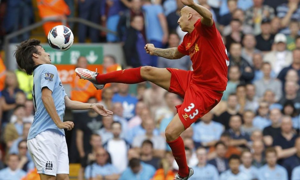 Jonjo Shelvey (d) i David Silva