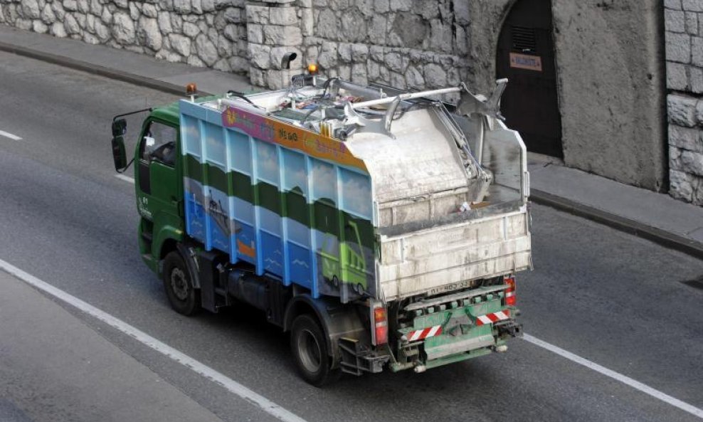 Kamion čistoće smeće rijeka čistoća