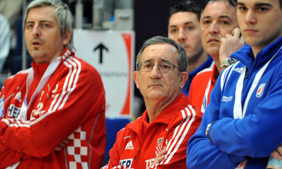 Lino Červar, Vlado Šola i Slavko Goluža gledaju susret Rusije i Ukrajine koji se igrao prije naše utakmice s Norveškom