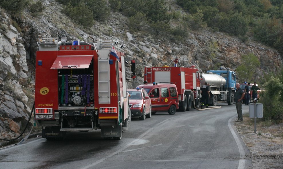 Požar kod Ljubuškog prešao na hrvatsku stranu