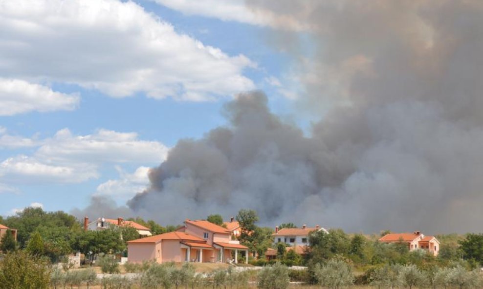 Požar je stigao do kuća