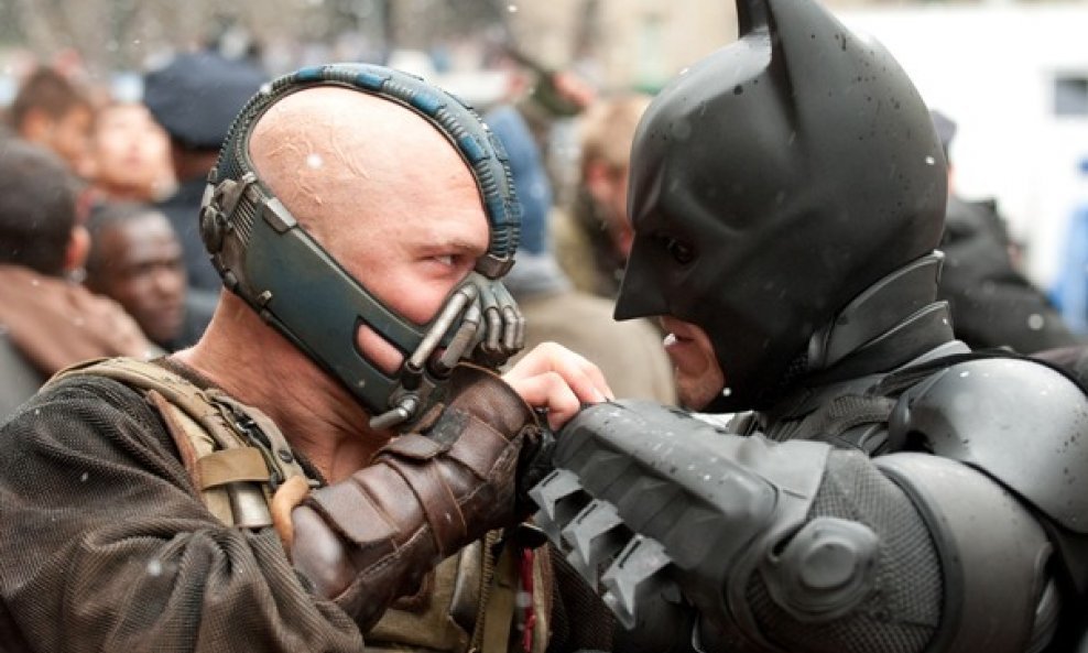 Tom Hardy kao Bane i Christian Bale kao Bruce Wayne/Batman u sceni obračuna u filmu 'Vitez tame: Povratak'