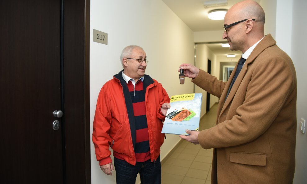 Član Uprave Tifona,Damir Blašković u društvu dobitnika stana Dragoljuba Stankovića