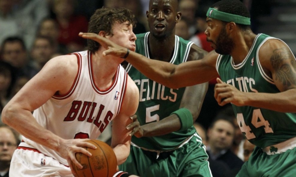 Omer Asik (Chicago Bulls) vs. Chris Wilcox i Kevin Garnett (Boston Celtics)