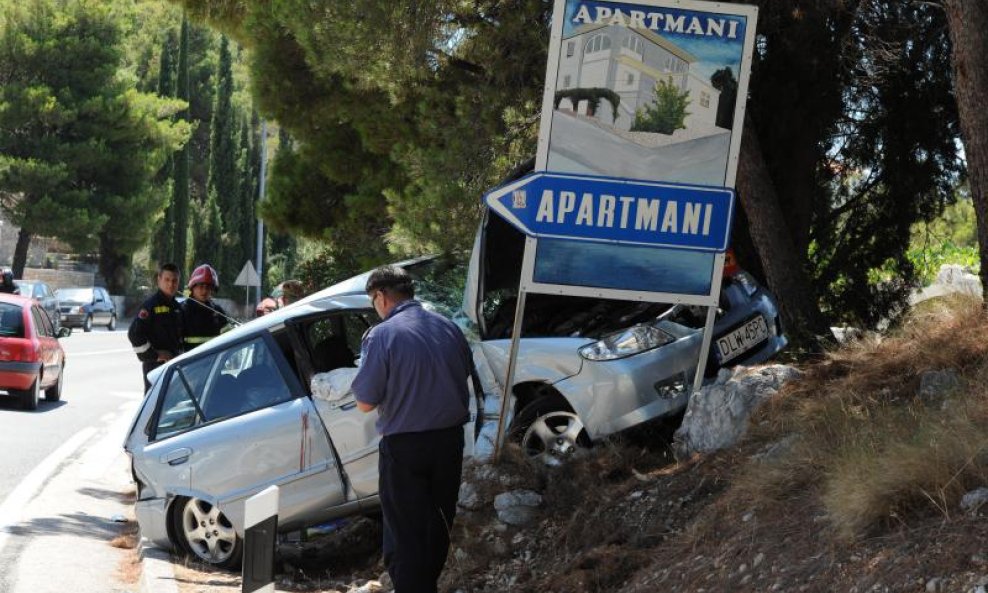 Sudar autobusa i automobila (1)