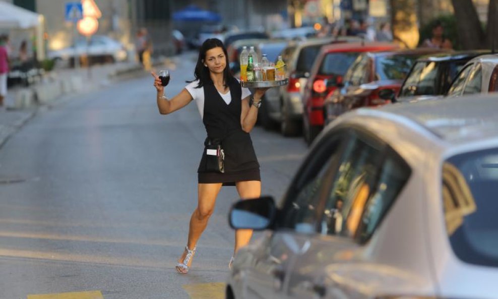 konobarica s pićem pješački prijelaz