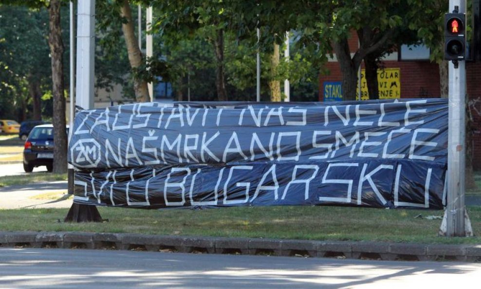 Transparent 'Zaustavit nas neće našmrkano smeće , svi u Bugarsku'