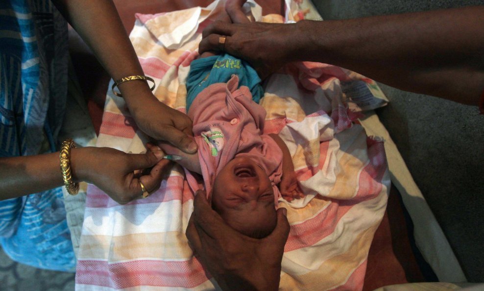 Dijete beba bolest cjepivo indija