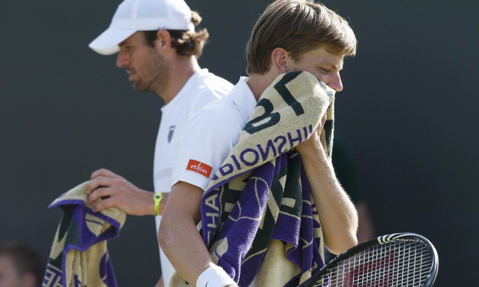 Mardy Fish (L) i  David Goffin - vručnici