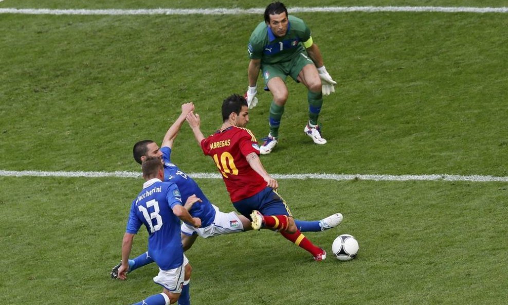 Cesc Fabregas (crveni dres) i Gianluigi Buffon (Italija - Španjolska - Italija)