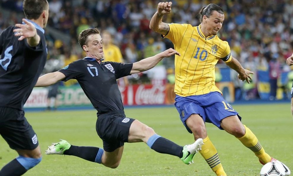 Scott Parker (L) i Zlatan Ibrahimović (Engleska - Švedska)