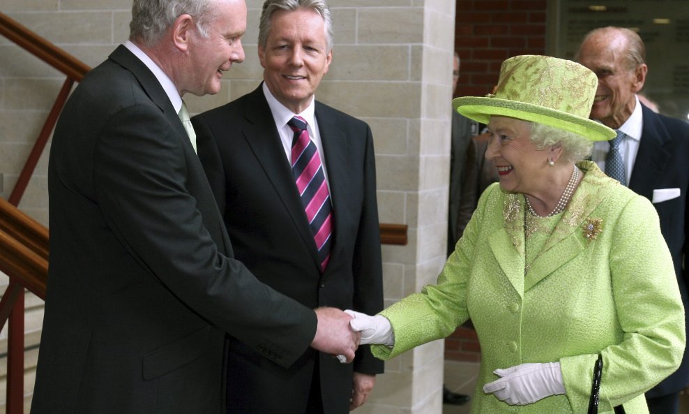 Rukovanje kraljice Elizabete i McGuiness